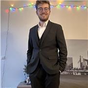 Professeur en ligne donnant des cours de soutien en anglais, matières lycée et cours de Droit en Licence